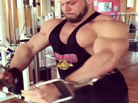 Hard Pecs Training