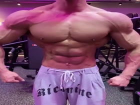 Tiny Waist Bodybuilder