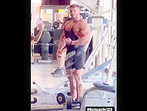 Julian Arroyuelo gym posing